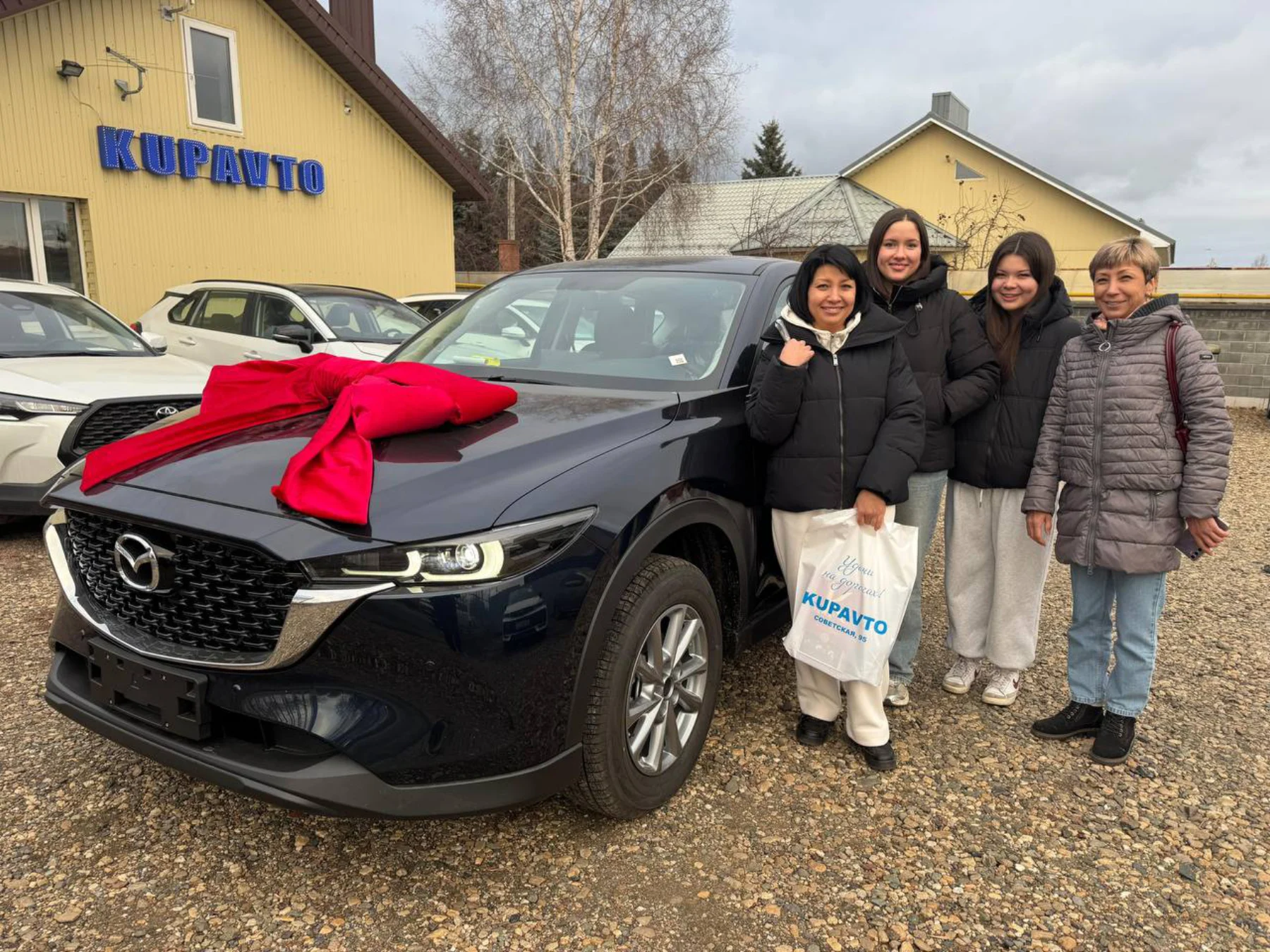 Счастливая покупательница с семьёй получает Mazda CX-5 в KUPAVTO